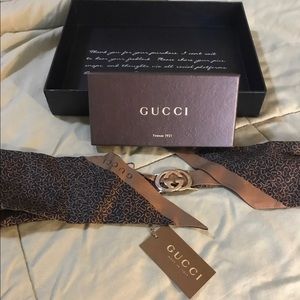 Gucci scarf with interlocking G pendant